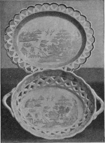 Basket and platter of fine earthenware Spode, showing a rendering of the willow pattern