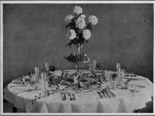 Ivy and robins are a delightful combination for a Christmas table