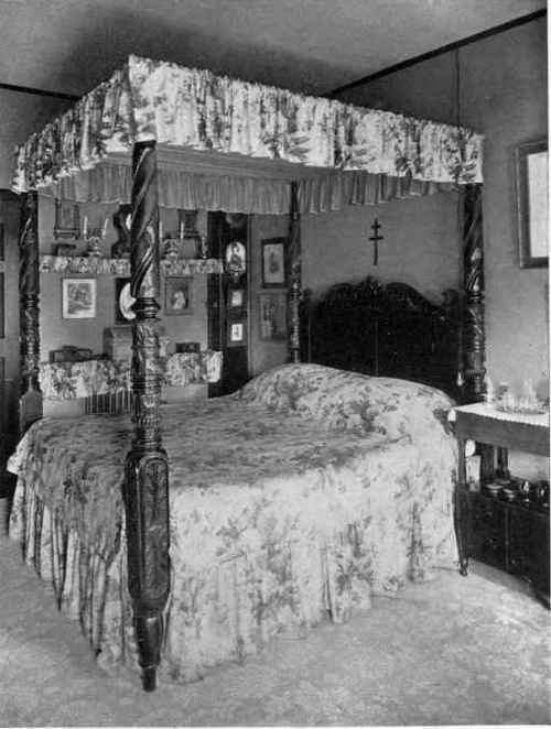 IN ORDINARY APARTMENTS, THEN, THE PILLOWS MUST BE LEFT UNDER THE COVER