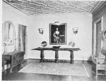 A HALL WITH ITALIAN RENAISSANCE FURNITURE.
