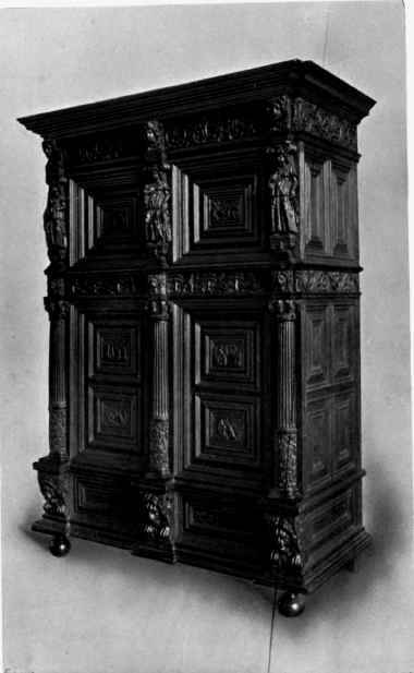 Armoire. RIJKS MUSEUM, AMSTERDAM.
