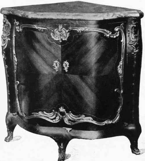 CORNER CUPBOARD. Epoch Louis XV. Greffuhle Collection.