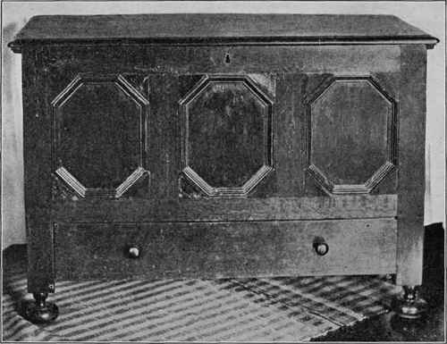 CHEST WITH ONE DRAWER.